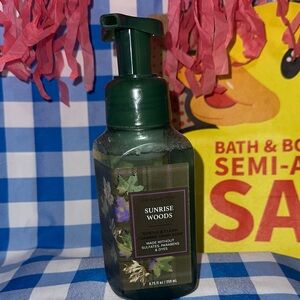 Bath & Body Works Sunrise Woods Foaming Hand Soap - Green
